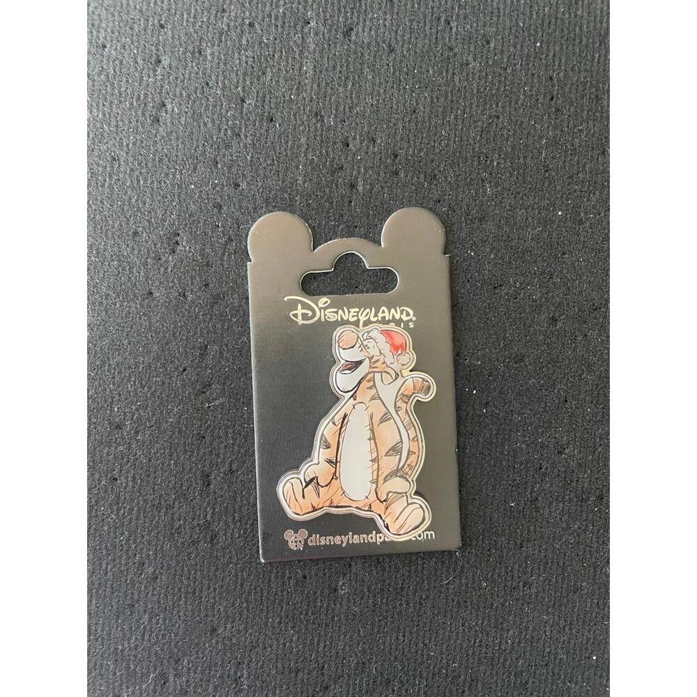 Disneyland Paris Christmas tigger pin